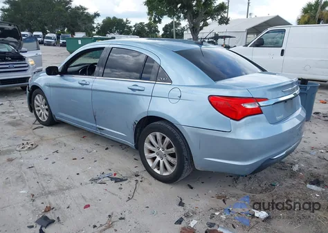 2013 Chrysler 200 Touring z USA, uszkodzony, nr VIN 1C3CCBBB1DN513110